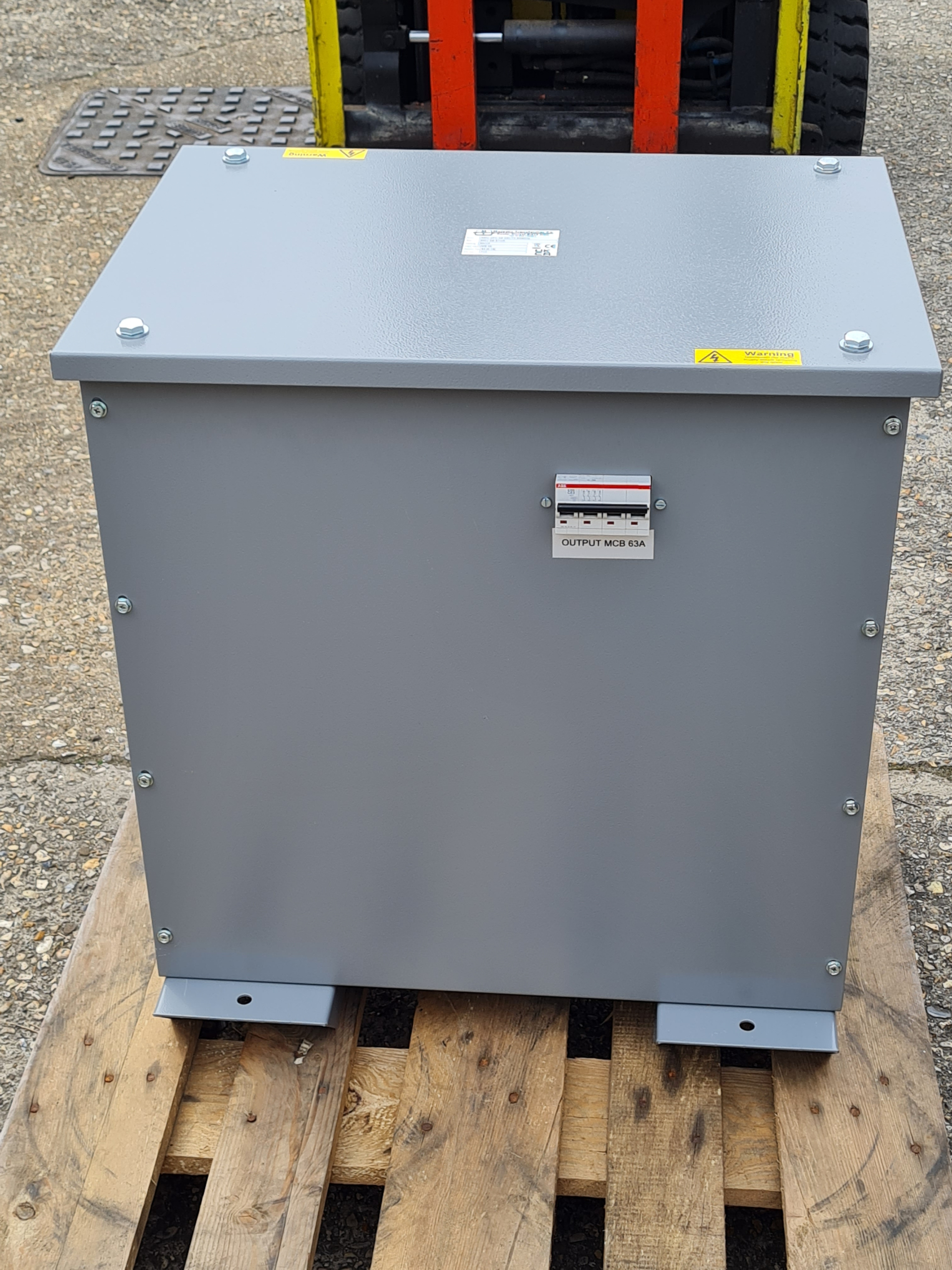 Efficient and Secure Three Phase Metal Cased Transformers for Reliable Power