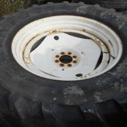 PAIR OF NEW HOLLAND WHEELS C/W 600/65/38 TYRES 